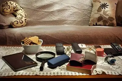 اشتباهات رایج در چیدمان میز جلو مبلی که دکور خانه را شلوغ می‌ کند
