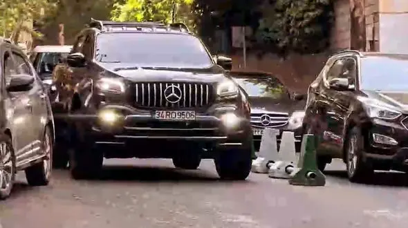 ببینید / جولان غول‌پیکرترین محصول مرسدس بنز در خیابان‌های تهران + فیلم