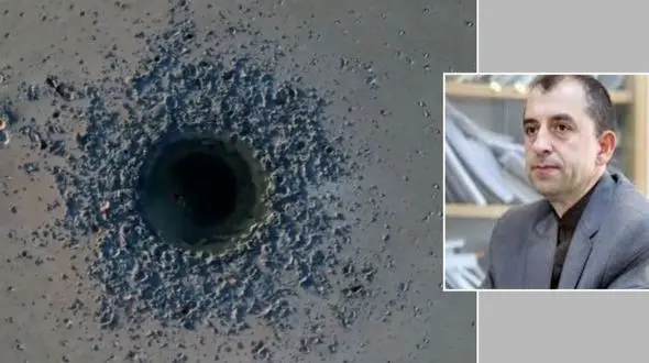 شکل گیری فروچاله‌ ۱۰ متری در دریاچه ارومیه / دکتر زارع: اگر آب رها نشود، فاجعه‌ بزرگ‌تر در راه است/ ارومیه در مسیر پدیده‌هایی مشابه بحرالمیت حرکت می‌کند