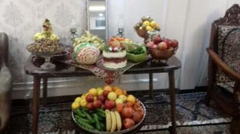 شب یلدا خانه بمانید