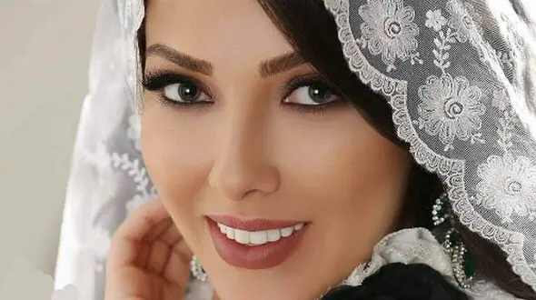 عکس/ نگاهی به مراسم عقد خواهر لیلا اوتادی با داماد فوتبالی و دستیار کی‌روش؛ از سفره عقد ساده و بدون تجملات تا کیک 3 طبقه به شکل چمدان با فیگور عروس دوماد!
