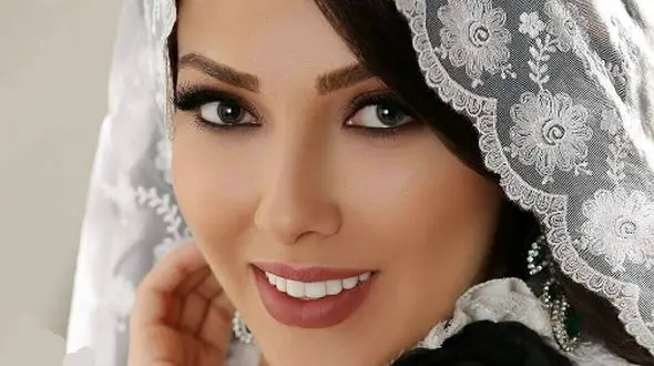 عکس/ نگاهی به مراسم عقد خواهر لیلا اوتادی با داماد فوتبالی و دستیار کی‌روش؛ از سفره عقد ساده و بدون تجملات تا کیک 3 طبقه به شکل چمدان با فیگور عروس دوماد!