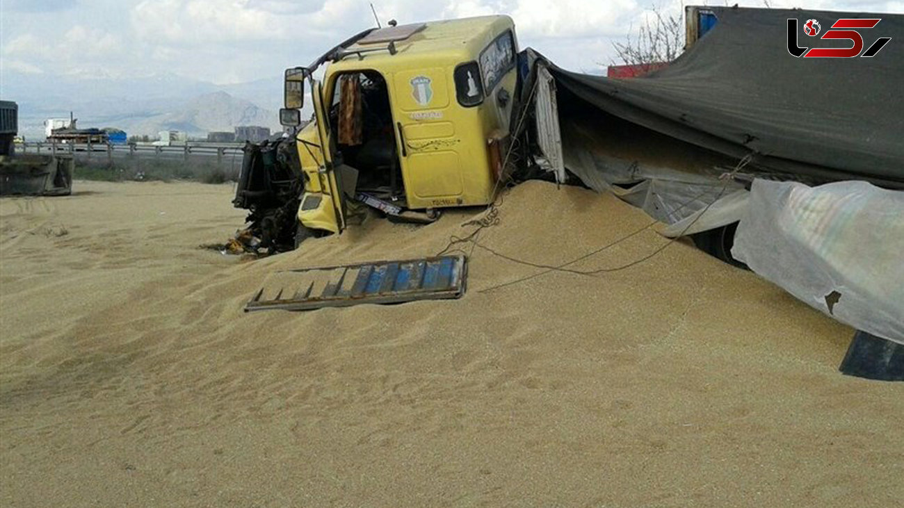 فیلم عجیب از واژگونی تریلی ‌گندم در جاده ایرانشهر/ جاده بسته شد
