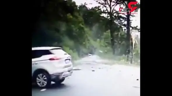 فیلم لحظه سقوط سنگ روی یک خودروی شاسی بلند در جاده !