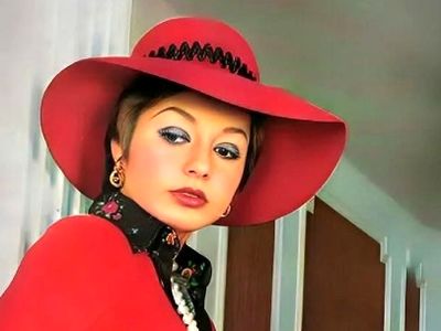 عکسسفر در زمان /  «گوگوش» در نوجوانی و در کنار پدرش «صابر آتشین» / دهه 30