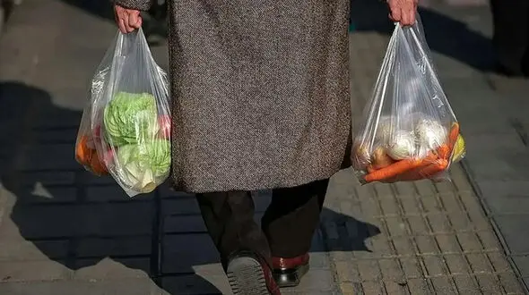 از فروردین تا مهر؛ قدرت خرید مردم  ۲۰ درصد آب رفت/ تورم در ایران؛ زهری که هر ماه بخشی از زندگی مردم را می‌بلعد/ زهری بدو نوشدارو!