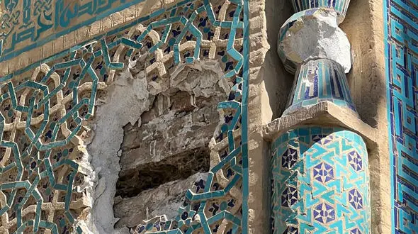 تخریب کاشی کاری های مسجد جامع نطنز / دستور دادستان جهت بررسی فوری این اقدام + عکس