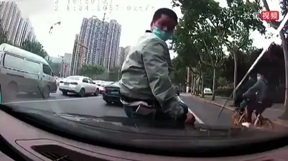 اقدام عجیب یک مرد برای گرفتن خسارت از بیمه + فیلم