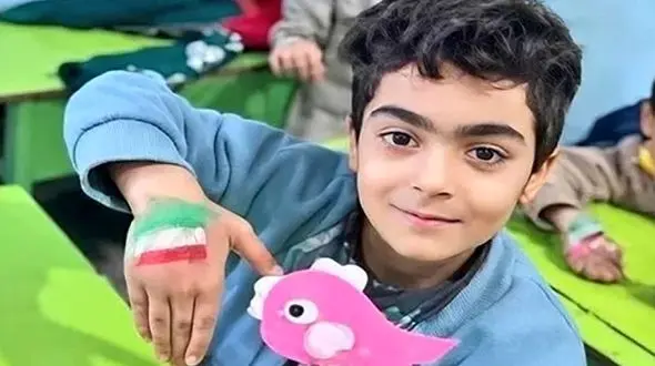 فیلم /  نگاهی به مزار ماکان نصیری تنها شهید مفقودالاثر مدرسه میناب / قبری خالی که مادری را چشم انتظار گذاشته است