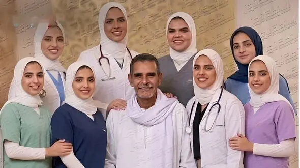 8 دختر زیبای این کارگر ساده همگی پزشک شدند / دختران در مراسم فارغ والتحصیلی دستان پینه بسته پدر را ستودند