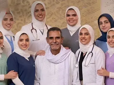8 دختر زیبای این کارگر ساده همگی پزشک شدند / دختران در مراسم فارغ والتحصیلی دستان پینه بسته پدر را ستودند