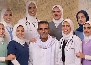 8 دختر زیبای این کارگر ساده همگی پزشک شدند / دختران در مراسم فارغ والتحصیلی دستان پینه بسته پدر را ستودند
