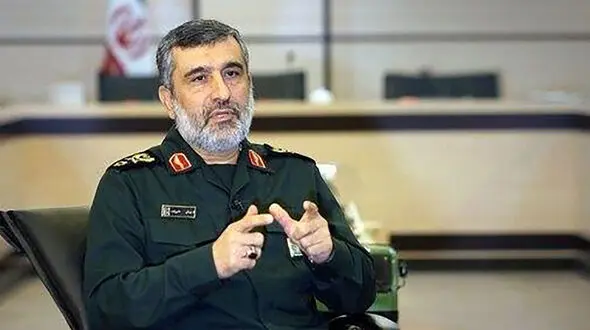 عکس قدیمی از سردار حاجی‌زاده در مسجدالحرام 