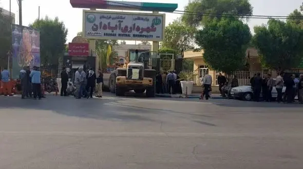 کارگران طلبکار با لودر شهرداری آبادان را بستند+عکس