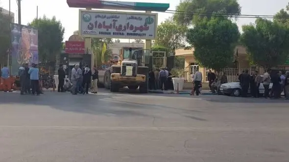 کارگران طلبکار با لودر شهرداری آبادان را بستند+عکس