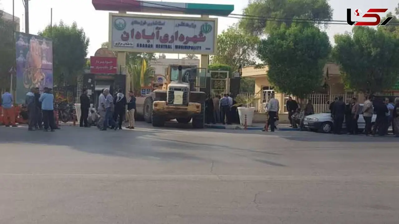 کارگران طلبکار با لودر شهرداری آبادان را بستند+عکس