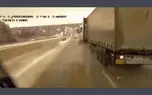 فیلم لحظه وحشتناک تصادف یک خودرو با تریلی در جاده بارانی! 