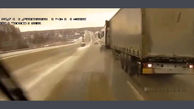 فیلم لحظه وحشتناک تصادف یک خودرو با تریلی در جاده بارانی! 