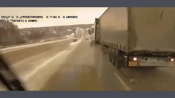 فیلم لحظه وحشتناک تصادف یک خودرو با تریلی در جاده بارانی! 
