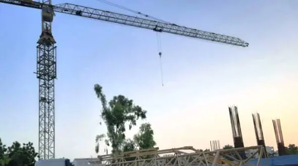 ببینید / تصاویر دلخراش سقوط یک مرد از روی جرثقیل