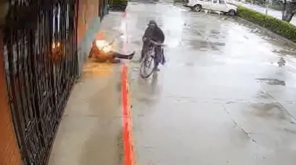 فیلم / لحظه زنده زنده آتش زدن یک کارتن خواب در کنار خیابان / آمریکا 