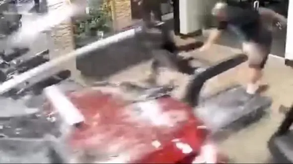 ببینید / ورود غیر منتظره خودرو به داخل باشگاه ورزشی + فیلم