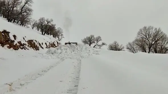 اقدام انساندوستانه ماموران پلیس برای در راه ماندگان برف سنگین جاده ها / ببینید
