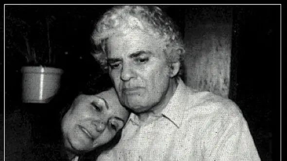 جاودانه‌ترین شعر احمد شاملو از عشقی که با رنج درآمیخته؛ میان خورشید‌های همیشهزیبائی تو لنگری‌ست.../ بیخود نیست که شاملو رو عاشقترین شاعر ایران می دانند