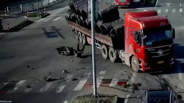 فیلم وحشتناک فرار از مرگ جوان موتورسوار / عزرائیل پشت سرش بود