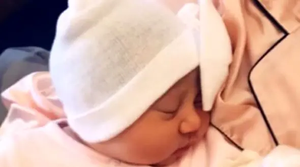 سرهم نوزادی شیک و زیبای نبات کوچولوی شاهرخ استخری با طرح گُل های ظریف و دلبر/ سلیقه مامانش تو خرید سیسمونی حرف نداره+عکس