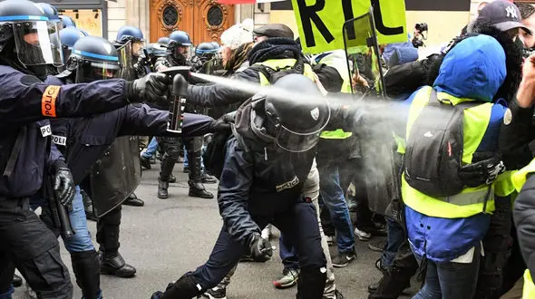 فیلم تلخ از التماس زن فرانسوی به نیروهای امنیتی / جهان شوکه شد