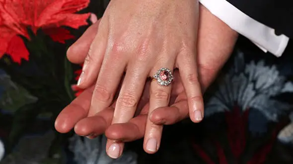 انگشتر سیصد هزار دلاری این زن معروف رسانه ای شد+عکس