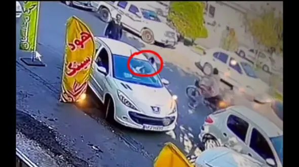 سرقت وحشیانه دستبند طلا از زن جوان در وسط خیابان نواب