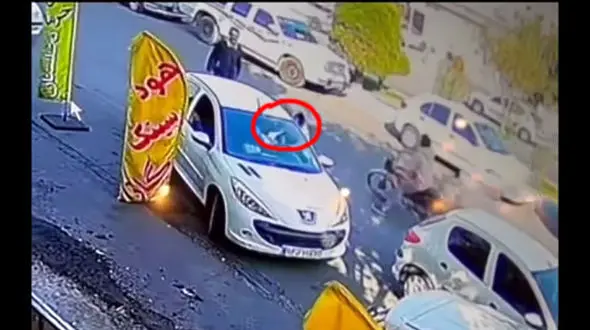 سرقت وحشیانه دستبند طلا از زن جوان در وسط خیابان نواب