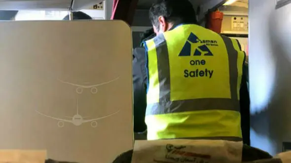 اشتباه املایی روی لباس کارکنان شرکت خدمات هوایی سامان + عکس