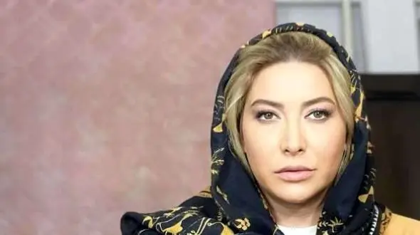 سلفی های فریبا نادری در خانه لاکچری و با صفایش / از اتاق کار شیک و کتابخانه تا نقاشی هنری و گلدان طلایی