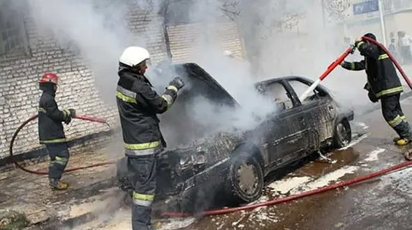 پژو 405 هنگام رانندگی در تهران آتش گرفت+ عکس