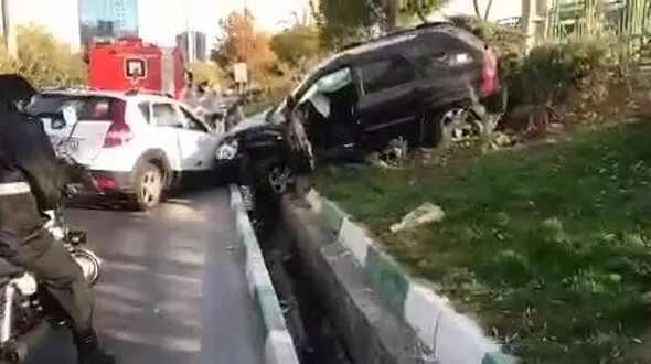تصادف 3 خودرو در بزرگراه حقانی + فیلم