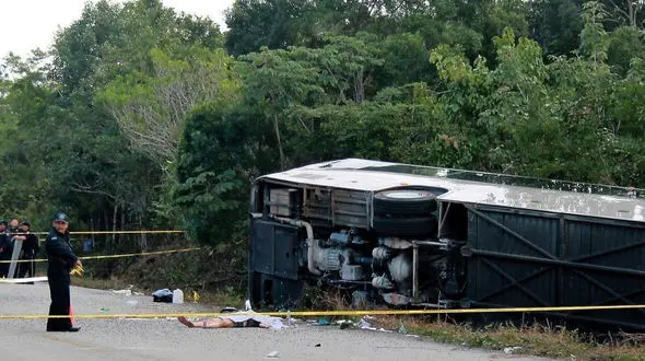 مرگ ۱۲ گردشگر خارجی در واژگونی اتوبوس +تصاویر 