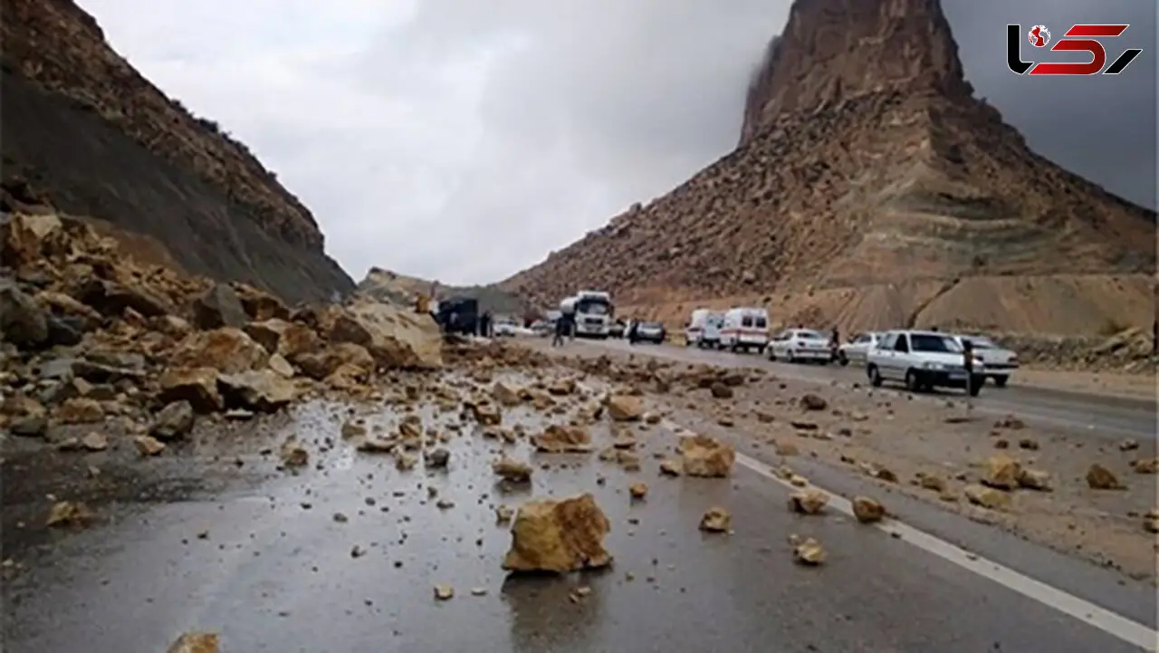 ریزش کوه مسیر روستای واریش تهران را بست + عکس