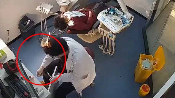 فیلم لحظه آتش گرفتن سر دندانپزشک بی احتیاط در دندانپزشکی / شوکه می شوید