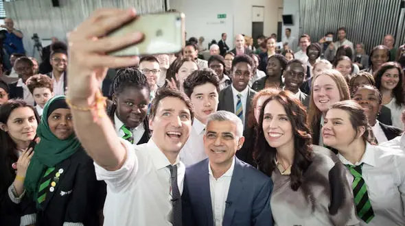 هدف نخست وزیر کانادا از گرفتن سلفی با مسافران مترو چیست؟ + فیلم 