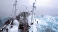 فیلم لحظه برخورد نفتکش به امواج طوفانی