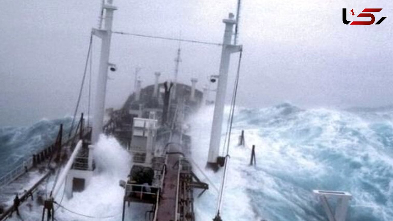 فیلم لحظه برخورد نفتکش به امواج طوفانی
