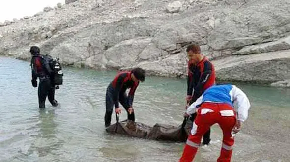 شنای مرگ  پسر جوان در برابر چشمان دوستانش+عکس