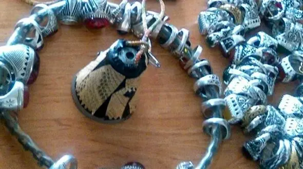 آویزان کردن یک بیمار جن زده برای بیرون آوردن شیطان از جسمش