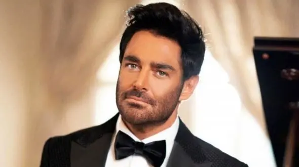 فیلم آواز هنرمندانه / نوازندگی تومبا محمدرضا گلزار تو کنسرت که حسابی به فضا تیک و تاک داد !