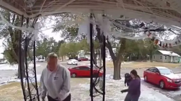 مادر جوان دخترش از حادثه ای وحشتناک نجات داد + فیلم 