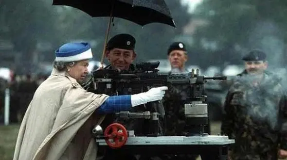 وقتی ملکه انگلستان مسلسل به دست می شود!+ عکس