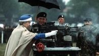 وقتی ملکه انگلستان مسلسل به دست می شود!+ عکس